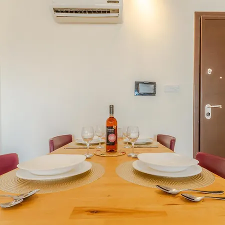 Sea Breeze Apartment *