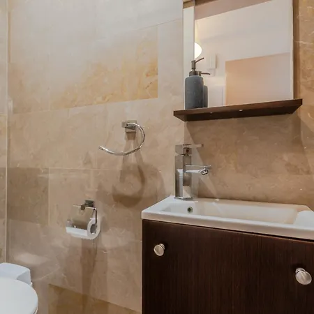 Sea Breeze Apartment *